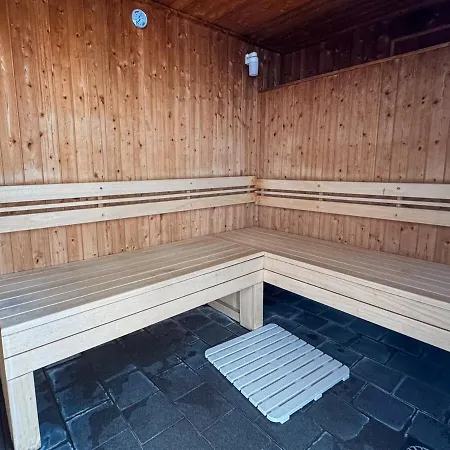 4 Personnes Piscine Jacuzzi And Parking *